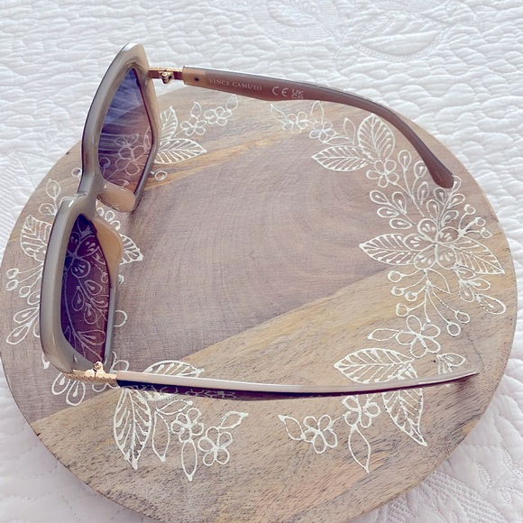 Vince Camuto Butterfly Sunglasses - Picture 4 of 10